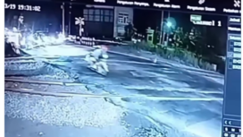 Pasangan suami istri warga Silawankeeto Surabaya, mudik ke Ngawai, tertemper kereta api di perllntasan Baron, Nganjuk, Kamis malam 19 Maret 2026. Istrri meninggal di tempat,suami dirawat di Ngajuk. Foto: Instagram@disekitar_surabaya