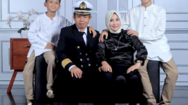Foto keluarga Miswar Paturusi bersama istri (Maliani Ahmada dan dua anaknya. Foto: Dok/ keluarga