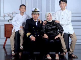 Foto keluarga Miswar Paturusi bersama istri (Maliani Ahmada dan dua anaknya. Foto: Dok/ keluarga