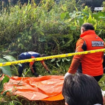 Polisi melakukan olah tempat kejadian perkara di sebuah lokasi dekat hutan kota di telah terungkap melalui identifikasi polisi setelah penemuan 7 potongan tubuhnya pada 21 Maret 2026 di Jalan Gunung Pelandu, Kelurahan Sempaja Utara, Sabtu siang 21 Maret 2026. Foto: eskposeskaltim.id

