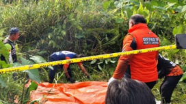 Polisi melakukan olah tempat kejadian perkara di sebuah lokasi dekat hutan kota di telah terungkap melalui identifikasi polisi setelah penemuan 7 potongan tubuhnya pada 21 Maret 2026 di Jalan Gunung Pelandu, Kelurahan Sempaja Utara, Sabtu siang 21 Maret 2026. Foto: eskposeskaltim.id


