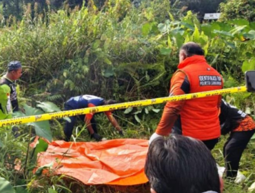 Polisi melakukan olah tempat kejadian perkara di sebuah lokasi dekat hutan kota di telah terungkap melalui identifikasi polisi setelah penemuan 7 potongan tubuhnya pada 21 Maret 2026 di Jalan Gunung Pelandu, Kelurahan Sempaja Utara, Sabtu siang 21 Maret 2026. Foto: eskposeskaltim.id

