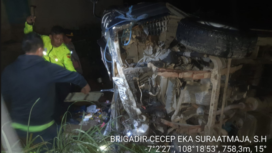 Sebanyak 21 orang rombongan keluarga besara menumpang Elf, alami kecelakaan tunggal, rem blong hingga mickorbus itu terbali di Jalan Raya Panjalu-Cikijing, Desa Maniis, Kecamatan Cingambul, Kabupaten Majalengka, Jawa Barat, Senin malam, 23 Maret 2026. Foto:  Ist