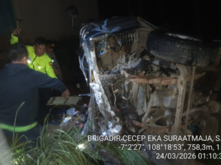 Sebanyak 21 orang rombongan keluarga besara menumpang Elf, alami kecelakaan tunggal, rem blong hingga mickorbus itu terbali di Jalan Raya Panjalu-Cikijing, Desa Maniis, Kecamatan Cingambul, Kabupaten Majalengka, Jawa Barat, Senin malam, 23 Maret 2026. Foto:  Ist