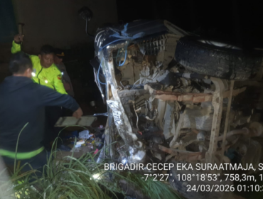 Sebanyak 21 orang rombongan keluarga besara menumpang Elf, alami kecelakaan tunggal, rem blong hingga mickorbus itu terbali di Jalan Raya Panjalu-Cikijing, Desa Maniis, Kecamatan Cingambul, Kabupaten Majalengka, Jawa Barat, Senin malam, 23 Maret 2026. Foto:  Ist