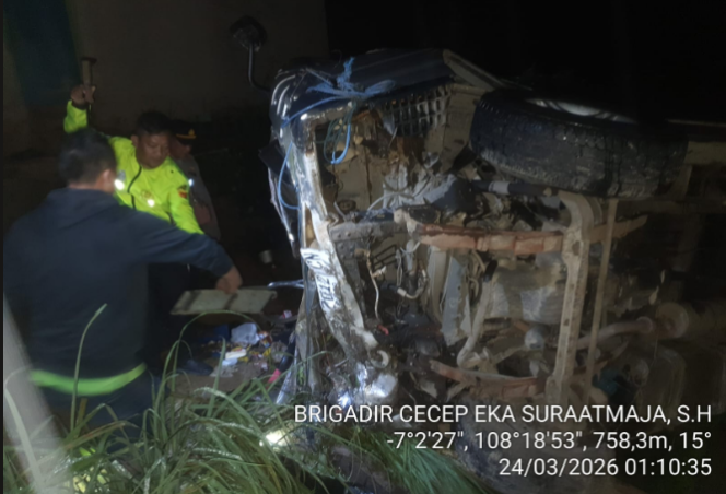 
					Sebanyak 21 orang rombongan keluarga besara menumpang Elf, alami kecelakaan tunggal, rem blong hingga mickorbus itu terbali di Jalan Raya Panjalu-Cikijing, Desa Maniis, Kecamatan Cingambul, Kabupaten Majalengka, Jawa Barat, Senin malam, 23 Maret 2026. Foto:  Ist