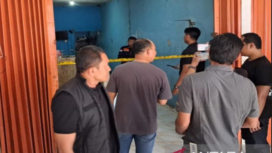 Polisi melakukan olah TKP atas laporan pemilik usaha ayam Perumahan Mega Regency, Bekasi, Jawa Barat. Disitt u polisi meneliti temuan korban mutilasi yang disiampan di dalam freezer ayam. Foto: antara