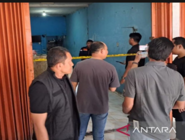Polisi melakukan olah TKP atas laporan pemilik usaha ayam Perumahan Mega Regency, Bekasi, Jawa  Barat. Disitt u polisi meneliti temuan korban mutilasi yang disiampan di dalam freezer ayam. Foto: antara 