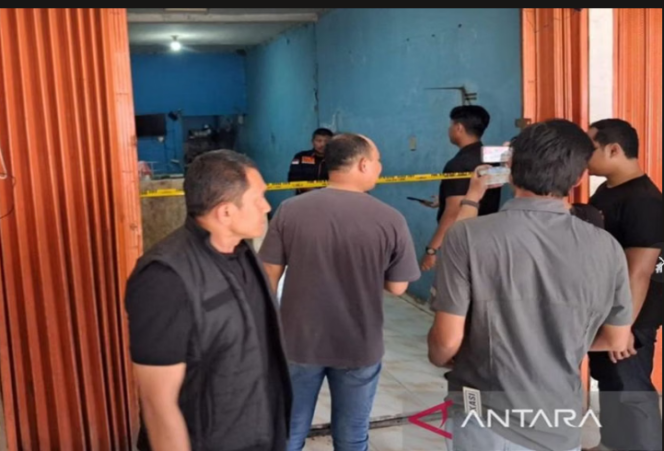 
					Polisi melakukan olah TKP atas laporan pemilik usaha ayam Perumahan Mega Regency, Bekasi, Jawa  Barat. Disitt u polisi meneliti temuan korban mutilasi yang disiampan di dalam freezer ayam. Foto: antara 