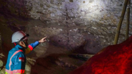 Karyawan PT Semen Tonasa monitoring lukisan seni cadas tertua di dunia berusia sekitar 44.000 tahun bergambar hewan pada dinding Leang (Gua) Bulu Sipong 4, Pangkep, Sulawesi Selatan. Foto: Ist