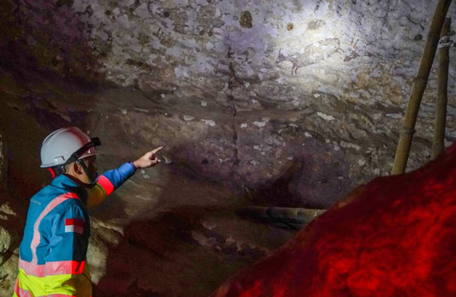 
					Karyawan PT Semen Tonasa monitoring lukisan seni cadas tertua di dunia berusia sekitar 44.000 tahun bergambar hewan pada dinding Leang (Gua) Bulu Sipong 4, Pangkep, Sulawesi Selatan. Foto: Ist