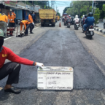 
Petugas DPUTR tengah melakukan tambal sulam di Jl Kartini Kebomas,  jalan nasional di wilayah Gresik. Foto: Ist