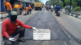 
Petugas DPUTR tengah melakukan tambal sulam di Jl Kartini Kebomas,  jalan nasional di wilayah Gresik. Foto: Ist
