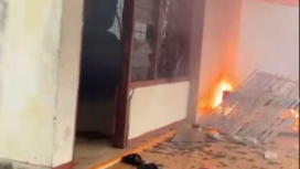 Atap teras rusak dan tiga bocah alami luka-luka akibat main petasan di Dusun Godong, Desa Genukwatu, Kecamatan Ngoro, Jumat 20 Maret 2026. Foto: ist