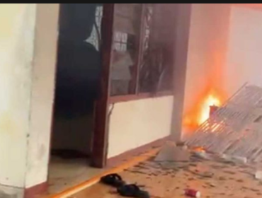 Atap teras rusak dan tiga bocah alami luka-luka akibat main petasan di Dusun Godong, Desa Genukwatu, Kecamatan Ngoro, Jumat 20 Maret 2026. Foto: ist