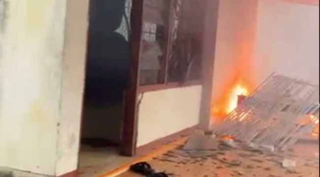 Atap teras rusak dan tiga bocah alami luka-luka akibat main petasan di Dusun Godong, Desa Genukwatu, Kecamatan Ngoro, Jumat 20 Maret 2026. Foto: ist