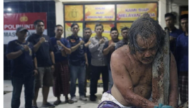 Sebagian kelompok masyarakat di Tirtajaya, Karawang,Jawa Barat, menunut agar polisi memroses hukum terhadap pelaku penganayaan seorang ustad yang dituduh selingkuh. Foto: halokrw