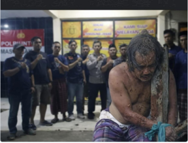 Sebagian kelompok masyarakat di Tirtajaya, Karawang,Jawa Barat,  menunut agar polisi memroses hukum terhadap pelaku penganayaan seorang ustad yang dituduh selingkuh. Foto: halokrw