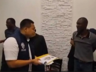 Polsi menggerebek dua pria WNA Liberia, mereka diringkus di apartemen Meruya, Kembanga, Jakarta Barat, 18 Marte,s ehari sebelum Lebaran I. Foto: Instagram@tirto