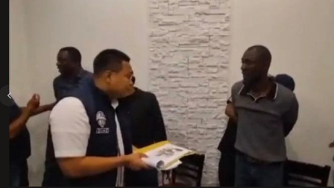 
					Polsi menggerebek dua pria WNA Liberia, mereka diringkus di apartemen Meruya, Kembanga, Jakarta Barat, 18 Marte,s ehari sebelum Lebaran I. Foto: Instagram@tirto