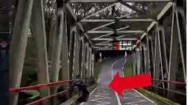 Terekam pada pukul 09.18 wib, Selasa, 31 Maret 2026, pemuda ini sedang duduk santai dan tenang di pinggir jembatan Cangar. Jembatan ipenghubung antara Batu-Mojokerto. Disitu pula pemuda itu nekad terjun setinggi 100 meter hingga tubuhnya menyentuh tanah. Ia mengakhiri hidupnya. Foto: Instagram@info.lantas.,ojokerto