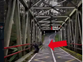 Terekam pada pukul 09.18 wib, Selasa, 31 Maret 2026, pemuda ini sedang duduk santai dan tenang di pinggir jembatan Cangar. Jembatan ipenghubung antara Batu-Mojokerto. Disitu pula pemuda itu nekad terjun setinggi 100 meter hingga tubuhnya menyentuh tanah. Ia mengakhiri hidupnya. Foto: Instagram@info.lantas.,ojokerto