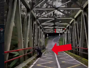 Terekam pada pukul 09.18 wib, Selasa, 31 Maret 2026, pemuda ini sedang duduk santai dan tenang di pinggir jembatan Cangar. Jembatan ipenghubung antara Batu-Mojokerto. Disitu pula pemuda itu nekad terjun setinggi 100 meter hingga tubuhnya menyentuh tanah. Ia mengakhiri hidupnya. Foto: Instagram@info.lantas.,ojokerto