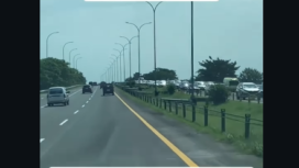 Kondisi tol Jomo, pukul 10.30 WIB, alami kemacetan sepanjang 5 km, terjadi Minggu 22 Maret 2025. Foto: ini_surabaya