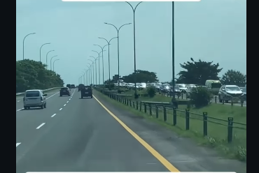 Kondisi tol Jomo, pukul 10.30 WIB, alami kemacetan sepanjang 5 km, terjadi Minggu 22 Maret 2025. Foto: ini_surabaya