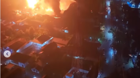 Apa menyala-nyela dan terlihat asap hitam membunung tinggi saat kebakara melandan area pabnrik cat PT Warnatama Cemerlang, Gresik, Kamis dini hari, 19 Maret 2026. Foto: Instagram@inigresik