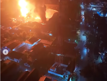 Apa menyala-nyela dan terlihat asap hitam membunung tinggi saat kebakara melandan area pabnrik cat PT Warnatama Cemerlang, Gresik, Kamis dini hari, 19 Maret 2026. Foto: Instagram@inigresik