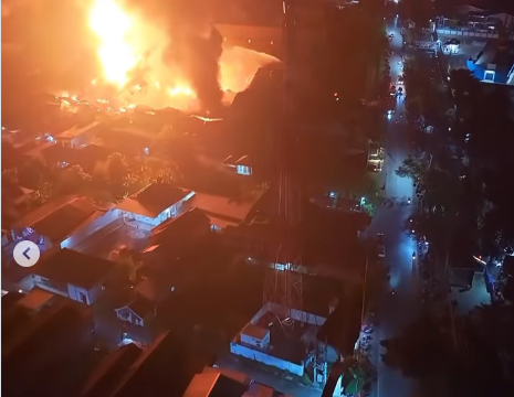 Apa menyala-nyela dan terlihat asap hitam membunung tinggi saat kebakara melandan area pabnrik cat PT Warnatama Cemerlang, Gresik, Kamis dini hari, 19 Maret 2026. Foto: Instagram@inigresik