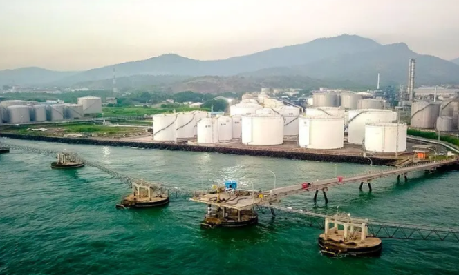 
					Perusahaan PT Chandra Asir Pacific, milik prayoga Pangestu, menyatakan kondisi force majeur tidak bisa melayanai mitra sesuai perjanjian, akibat pasokan bahan baku terganggu oleh perang Teluk. Foto: ist