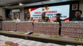 Polresta Cirebon menggelar konferensi pers, terakit dengan penggagalan peredaran auang palus jelang Lebaran, jumlahnya besar Rp 12 miliar. Foto: Ist