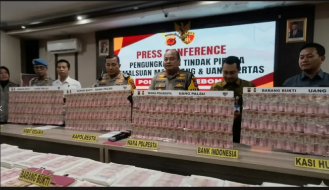 
					Polresta Cirebon menggelar konferensi pers, terakit dengan penggagalan peredaran auang palus jelang Lebaran, jumlahnya besar Rp 12 miliar. Foto: Ist
