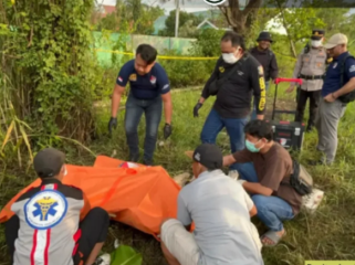 Aparat polresta Pasuruan melakukan penyelidikan dan evakuasi temuan sesosok jasad perempuan muda, dan tidak ditemukan identitasnya, di Desa Sambirejo, Kecamatan Rejoso, kota Pasuruan Senin sore, 23 Maret 2026. Fptp: Instagram@pasuruankekinian