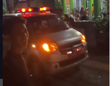 Beberapa unit ambulans bergerak cepat mengangkut santri yang diduga mengalami keracunan, setelah makan menu rawan, Kamis malam, 5 Maret 2026. Foto: Insgtaram@kabarjombangdotcom