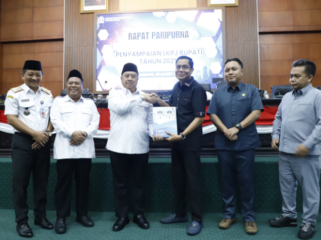 Bupati Jombang, H Warsubi menyerajhkan dokumen Laporan Pertanggunjawaba Anggaran 2025, kepada ketua DPRD Hadi Amaji, Kamis 26 Maret 2026. Foto: jombangkab.go,id