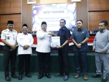 Bupati Jombang, H Warsubi menyerajhkan dokumen Laporan Pertanggunjawaba Anggaran 2025, kepada ketua DPRD Hadi Amaji, Kamis 26 Maret 2026. Foto: jombangkab.go,id