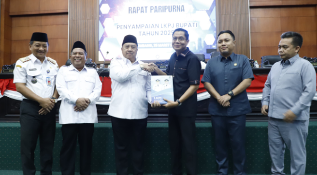 Bupati Jombang, H Warsubi menyerajhkan dokumen Laporan Pertanggunjawaba Anggaran 2025, kepada ketua DPRD Hadi Amaji, Kamis 26 Maret 2026. Foto: jombangkab.go,id