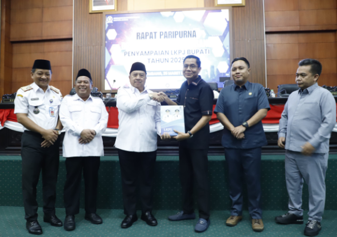 
					Bupati Jombang, H Warsubi menyerajhkan dokumen Laporan Pertanggunjawaba Anggaran 2025, kepada ketua DPRD Hadi Amaji, Kamis 26 Maret 2026. Foto: jombangkab.go,id