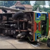 Diduga tidak kuat menanjak, sebuah kendaraan bus kelinci angkut 22 orang penumpang, terguling di  i tanjakan Jalan Dusun Jati, Desa Jatidukuh, Kecamatan Gondang, Sabtu 28 Maret 2026. Foto: ist