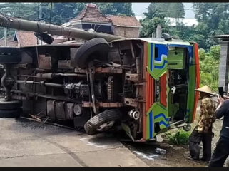 Diduga tidak kuat menanjak, sebuah kendaraan bus kelinci angkut 22 orang penumpang, terguling di  i tanjakan Jalan Dusun Jati, Desa Jatidukuh, Kecamatan Gondang, Sabtu 28 Maret 2026. Foto: ist