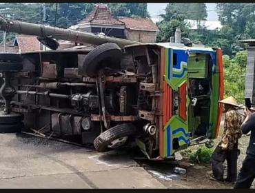 Diduga tidak kuat menanjak, sebuah kendaraan bus kelinci angkut 22 orang penumpang, terguling di  i tanjakan Jalan Dusun Jati, Desa Jatidukuh, Kecamatan Gondang, Sabtu 28 Maret 2026. Foto: ist