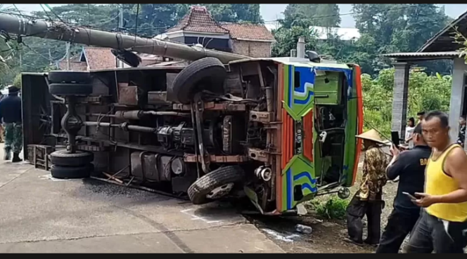 
					Diduga tidak kuat menanjak, sebuah kendaraan bus kelinci angkut 22 orang penumpang, terguling di  i tanjakan Jalan Dusun Jati, Desa Jatidukuh, Kecamatan Gondang, Sabtu 28 Maret 2026. Foto: ist