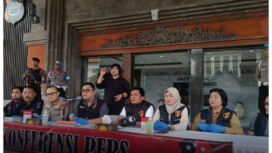 Konferensi Pers Polda Bali, menetapkan dua tersangka pembunuh warga Belanda di Kuta, Bali. Kini Polda Bali mngeluarkan red notice, kedua tersangka pembunuh itu telah melarikan diri dari Bali. Foto:  Instagram@koranbaliexpress