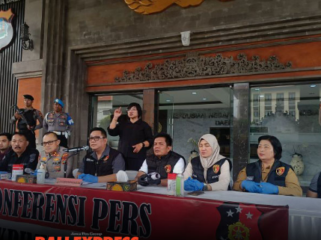 Konferensi Pers Polda Bali, menetapkan dua tersangka pembunuh warga Belanda di Kuta, Bali. Kini Polda Bali mngeluarkan red notice, kedua tersangka pembunuh itu telah melarikan diri dari Bali. Foto:  Instagram@koranbaliexpress