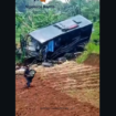 Sebuah bus wisata angkut anggota TNI alami kecelakaan akibat rem blong, Rabu siang 25 Maret 20925. Tidak ada korban jiwa, tiga orang luka-luka. Beberapa warga membantu evakuasi sejumlah korban dalam bus. Foto: Instagram@ngorbol_rame