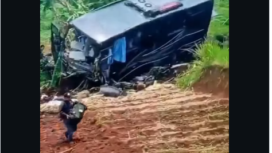 Sebuah bus wisata angkut anggota TNI alami kecelakaan akibat rem blong, Rabu siang 25 Maret 20925. Tidak ada korban jiwa, tiga orang luka-luka. Beberapa warga membantu evakuasi sejumlah korban dalam bus. Foto: Instagram@ngorbol_rame