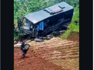 Sebuah bus wisata angkut anggota TNI alami kecelakaan akibat rem blong, Rabu siang 25 Maret 20925. Tidak ada korban jiwa, tiga orang luka-luka. Beberapa warga membantu evakuasi sejumlah korban dalam bus. Foto: Instagram@ngorbol_rame